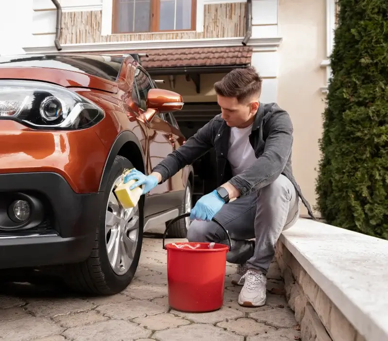Lavage auto à domicile Creully sur Seulles : professionnel intervenant sur un véhicule